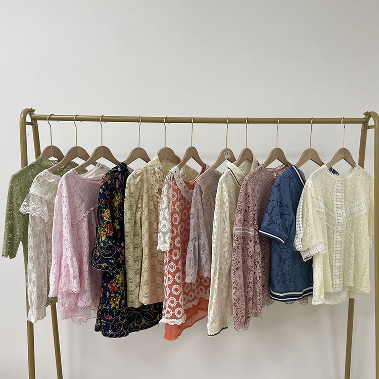 Tops Lace Digunakake kanggo Wanita
