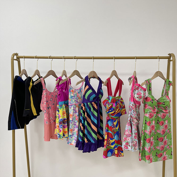 Digunakake Swimming Suit Campuran